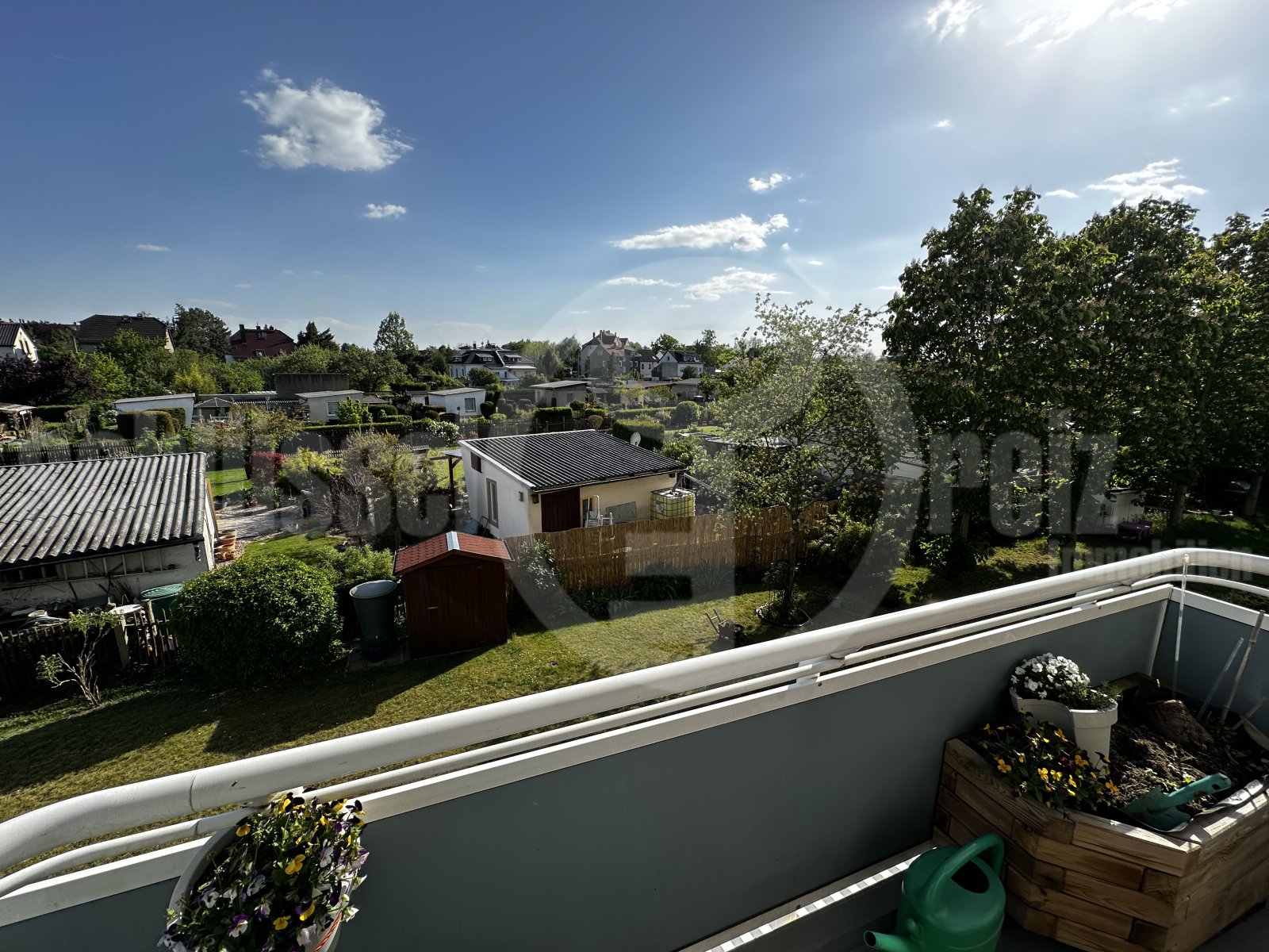 Süd-West-Balkon mit Fernblick in die Kleingärten
