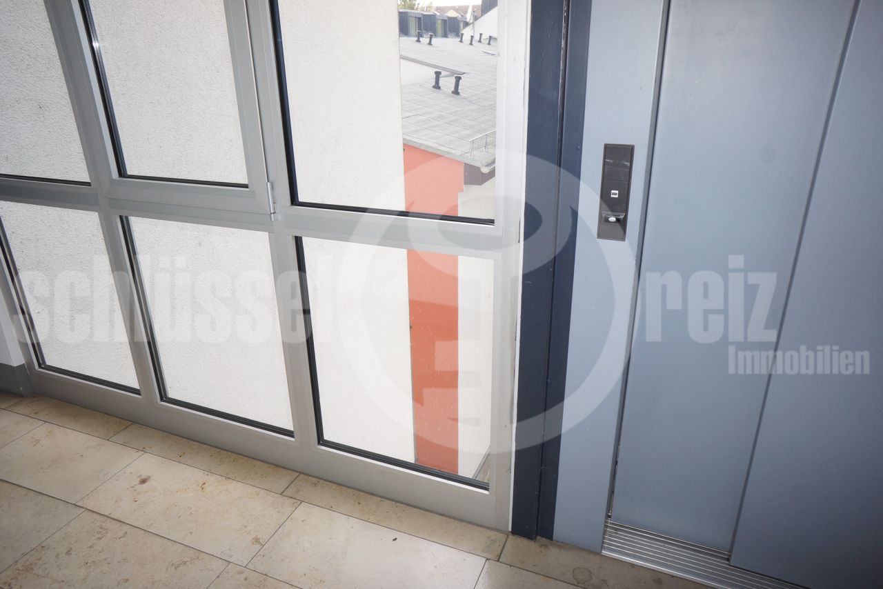 Treppenhaus mit Fahrstuhl! Treppenhaus mit Fahrstuhl!