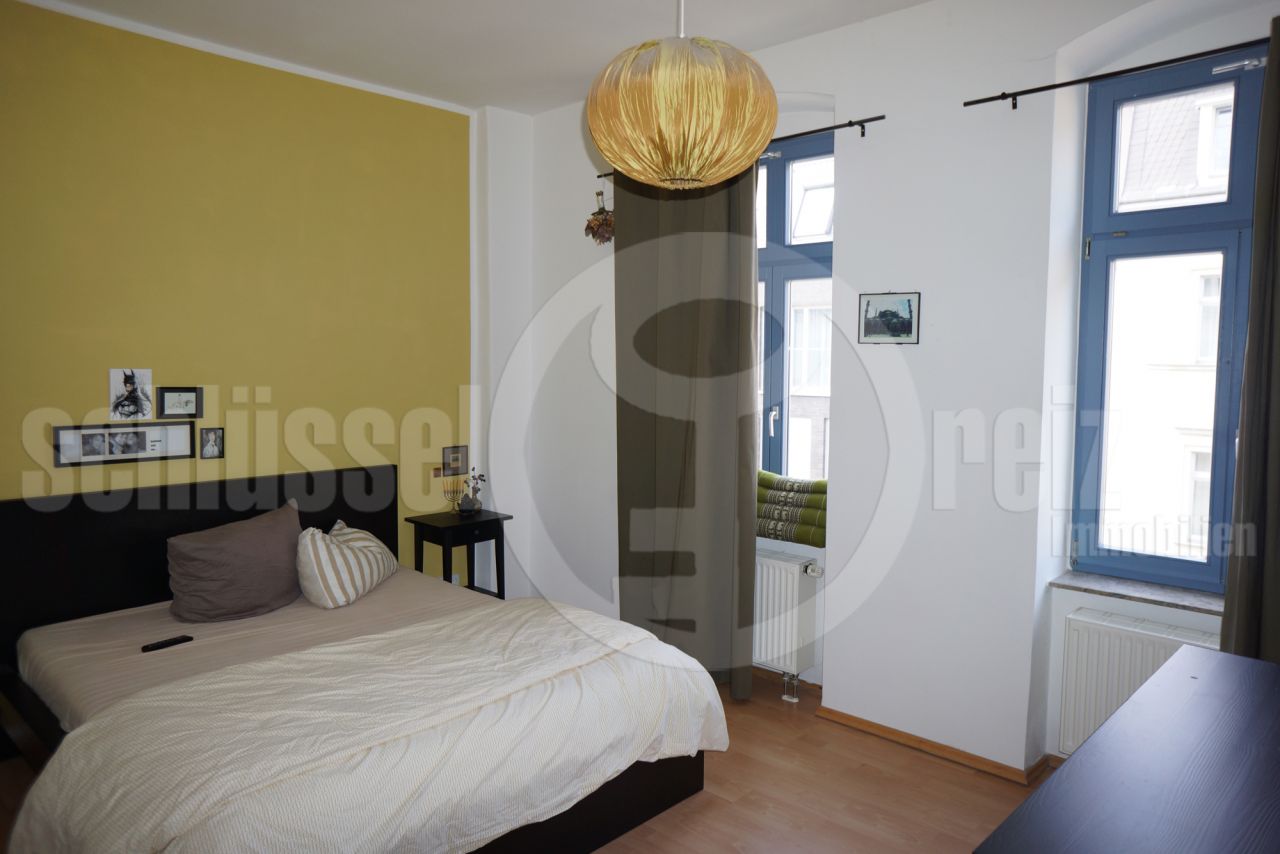 Schlafzimmer mit Ankleideraum