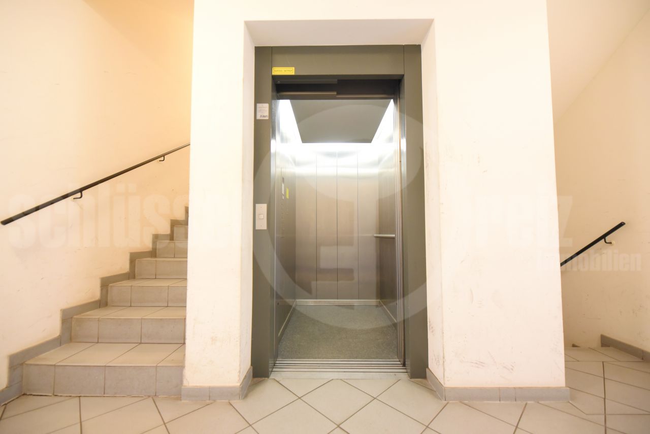 Treppenhaus mit Lift Treppenhaus mit Lift