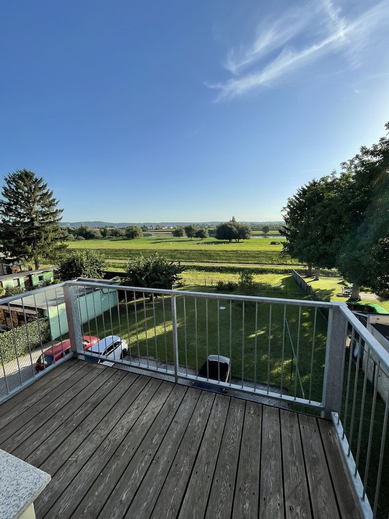 Dresden: *Traumhaftes Dach-Nest mit herrlichem Elbblick-Balkon! PLUS: Fußbodenheizung l Tageslichtbad l Wohnküche l PKW-Stellplatz!* 