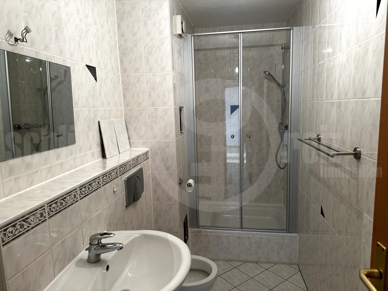 Duschbad mit neuer Glasduschtrenwand (04-2024)