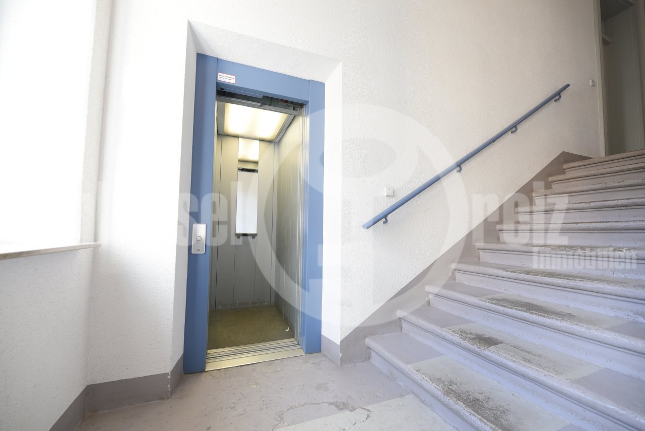 Treppenhaus mit Lift
