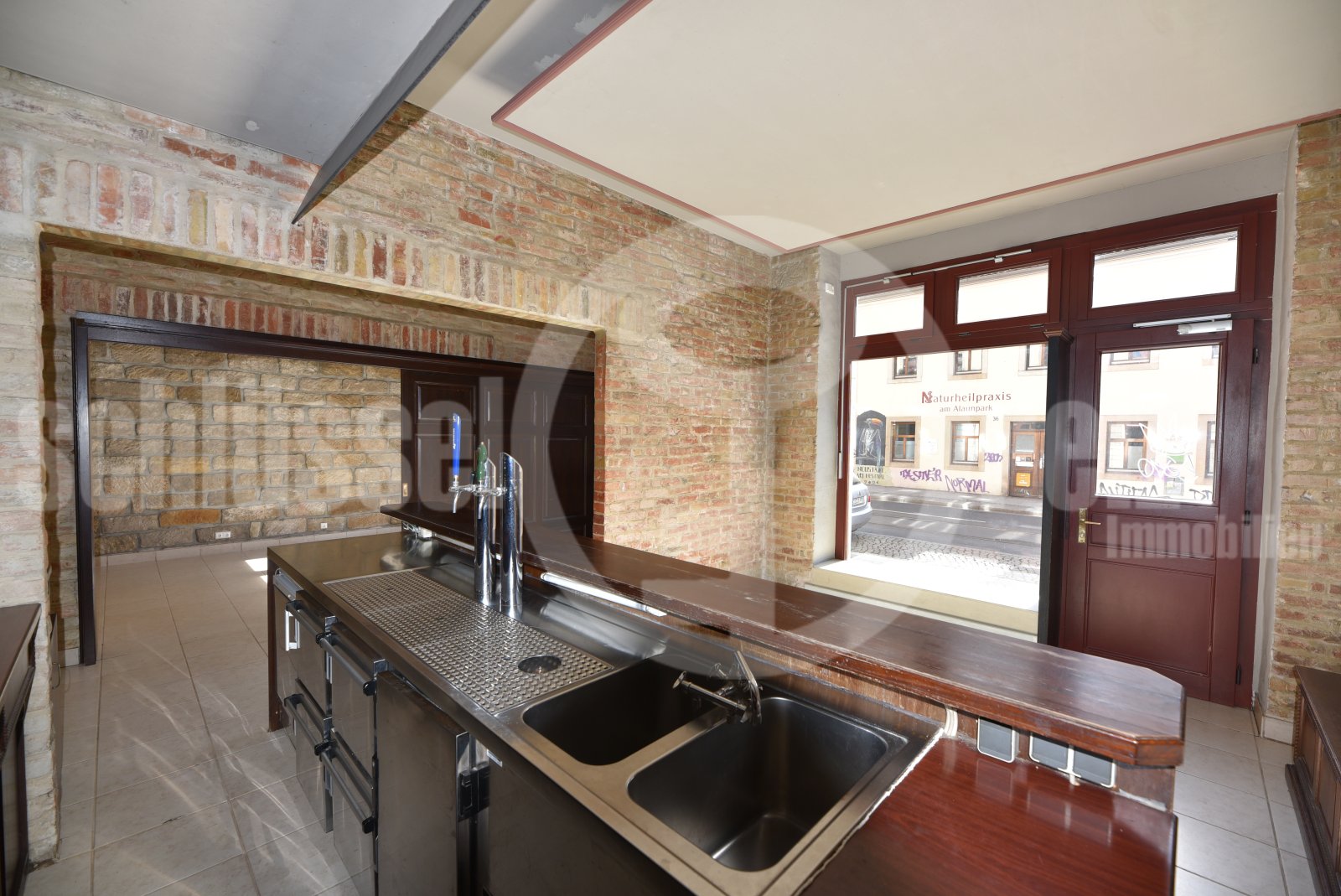 Eingang / Bar