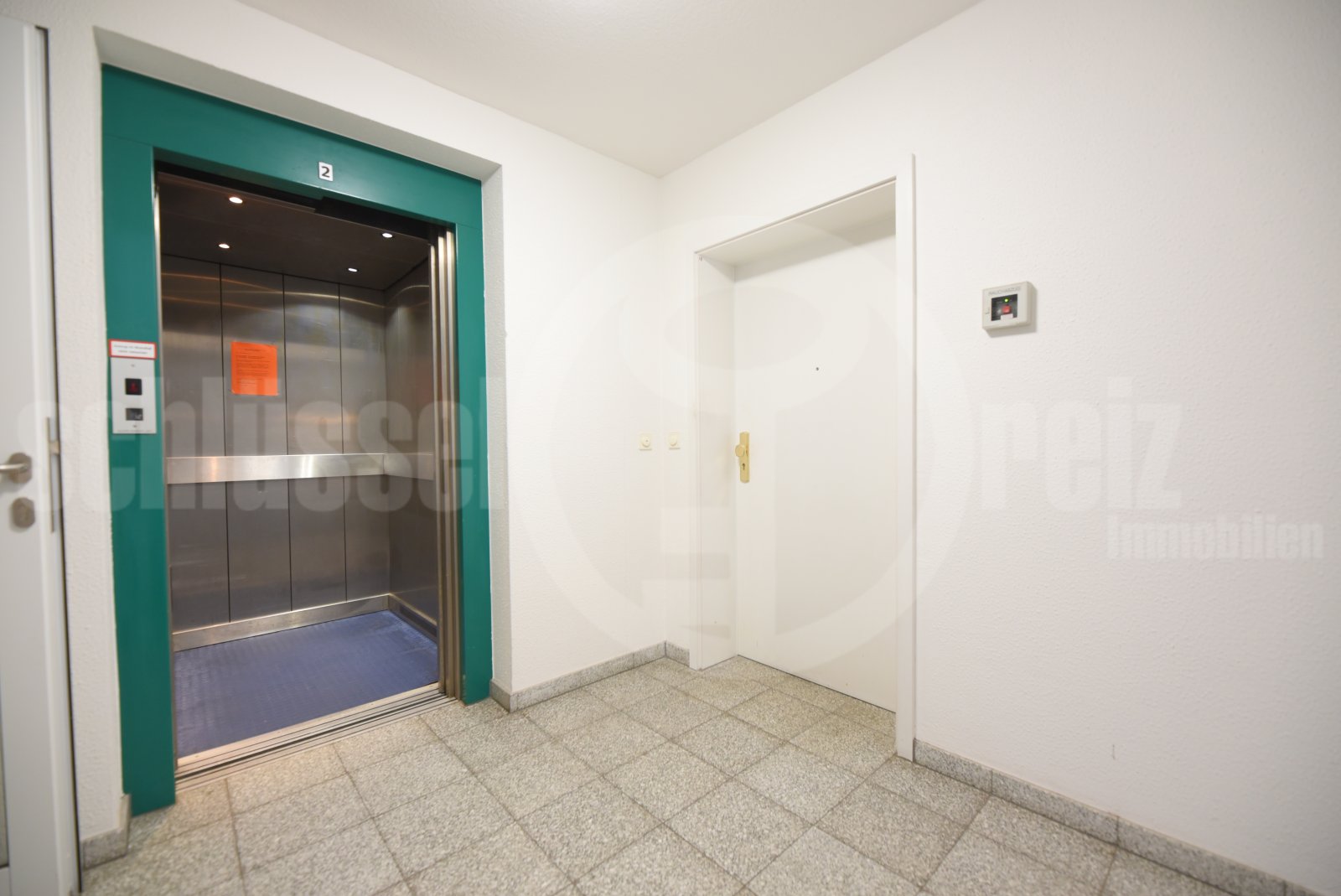 Treppenhaus mit Fahrstuhl