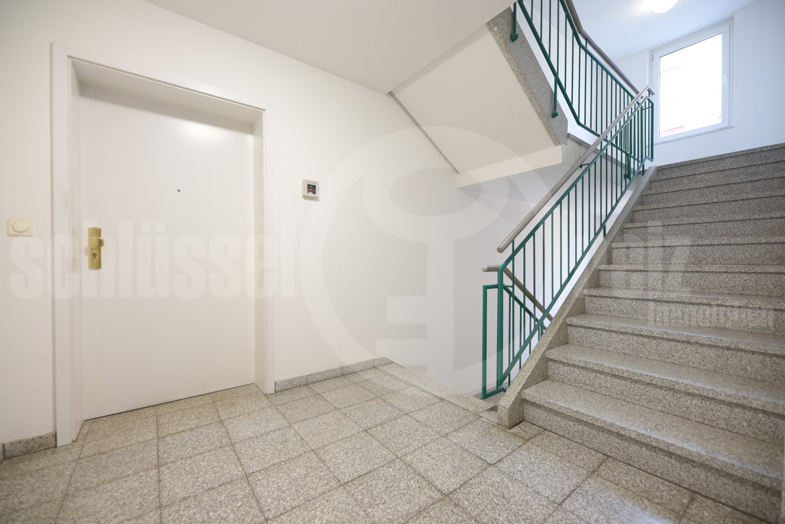 Treppenhaus mit Fahrstuhl