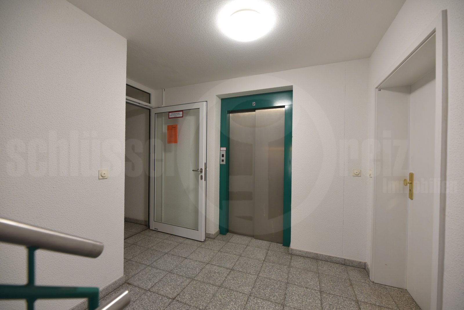 Treppenhaus mit Fahrstuhl