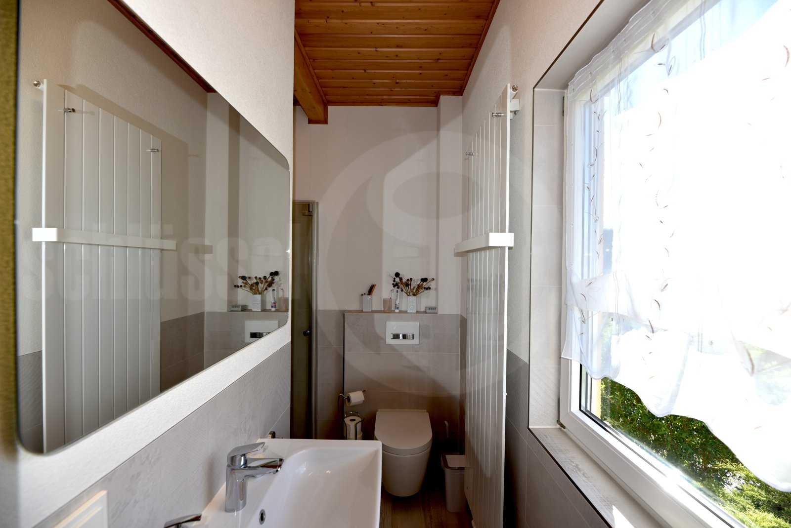 Luxus-Duschbad EG mit Tageslicht und eleganter Badheizkörper-Lösung Luxus-Duschbad EG mit Tageslicht und eleganter Badheizkörper-Lösung