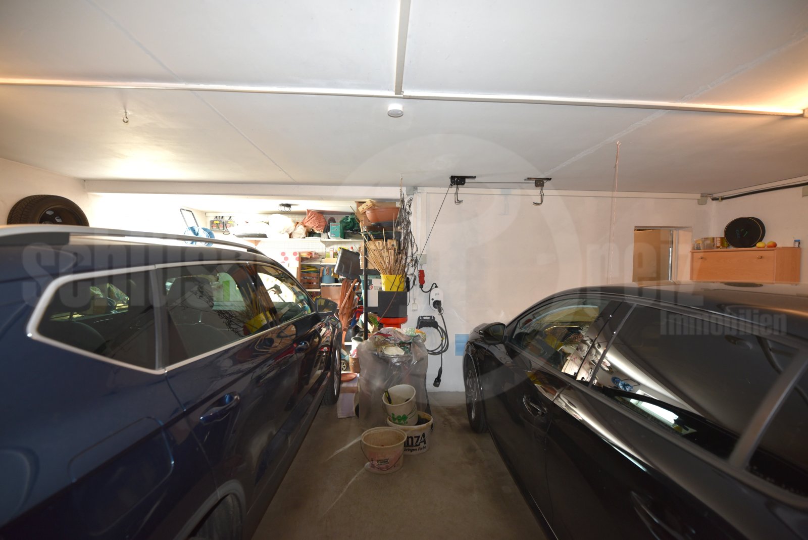 Funktionale Garage mit optimaler Stellplatzlösung und Stauraum Funktionale Garage mit optimaler Stellplatzlösung und Stauraum