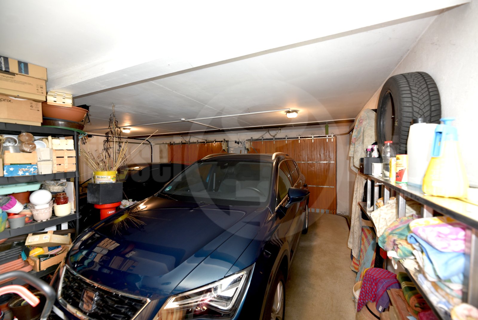 Garage mit ausreichend Platz für zwei Fahrzeuge und Lagerung Garage mit ausreichend Platz für zwei Fahrzeuge und Lagerung