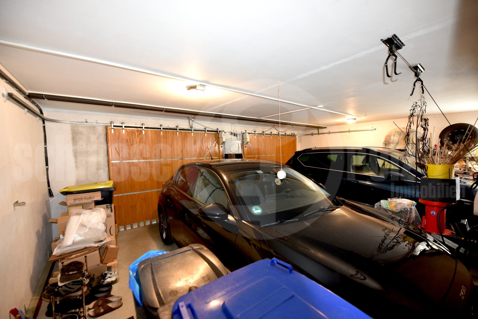 Garage mit Platz für mehrere Fahrzeuge und umfangreiche Lagermöglichkeiten Garage mit Platz für mehrere Fahrzeuge und umfangreiche Lagermöglichkeiten