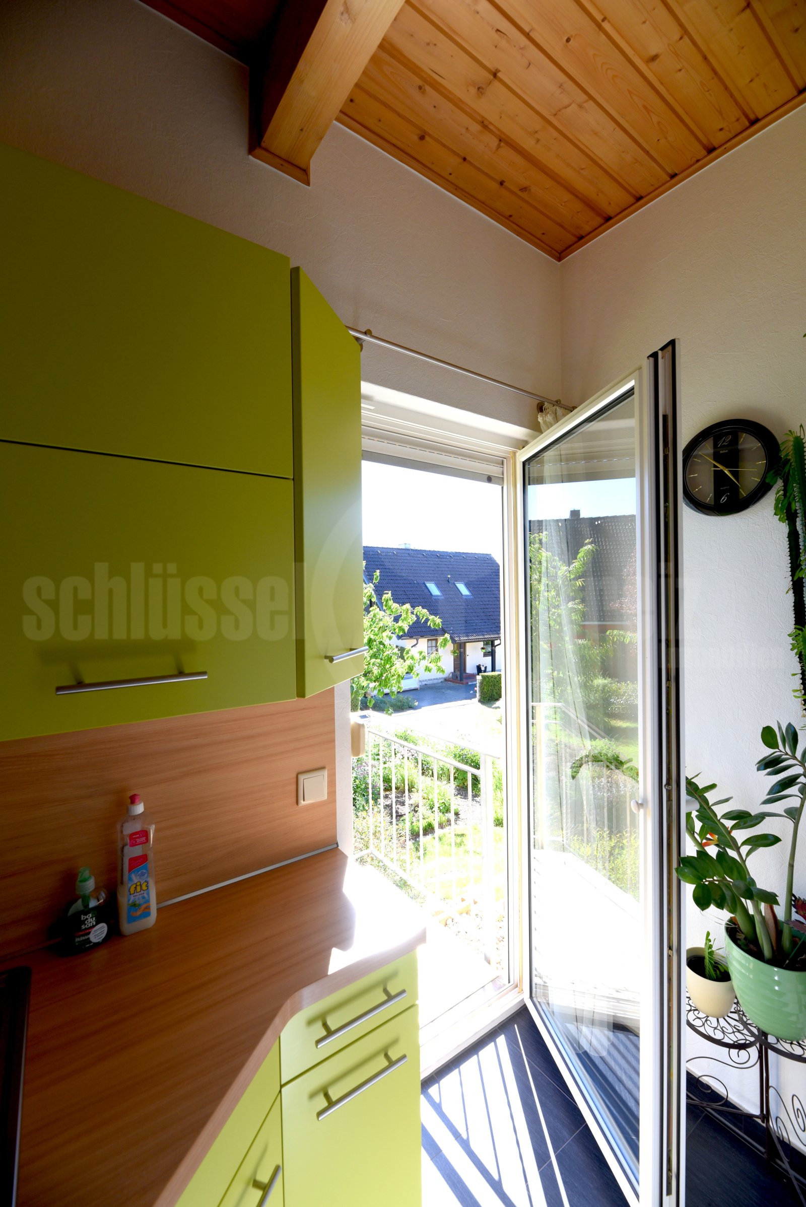Moderne Küche mit direktem Zugang zum Garten Moderne Küche mit direktem Zugang zum Garten