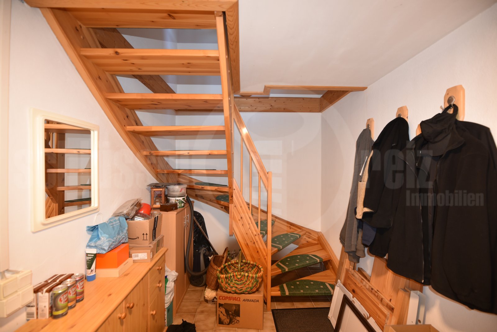 Elegante Holzwendeltreppe verbindet KG mit EG Elegante Holzwendeltreppe verbindet KG mit EG