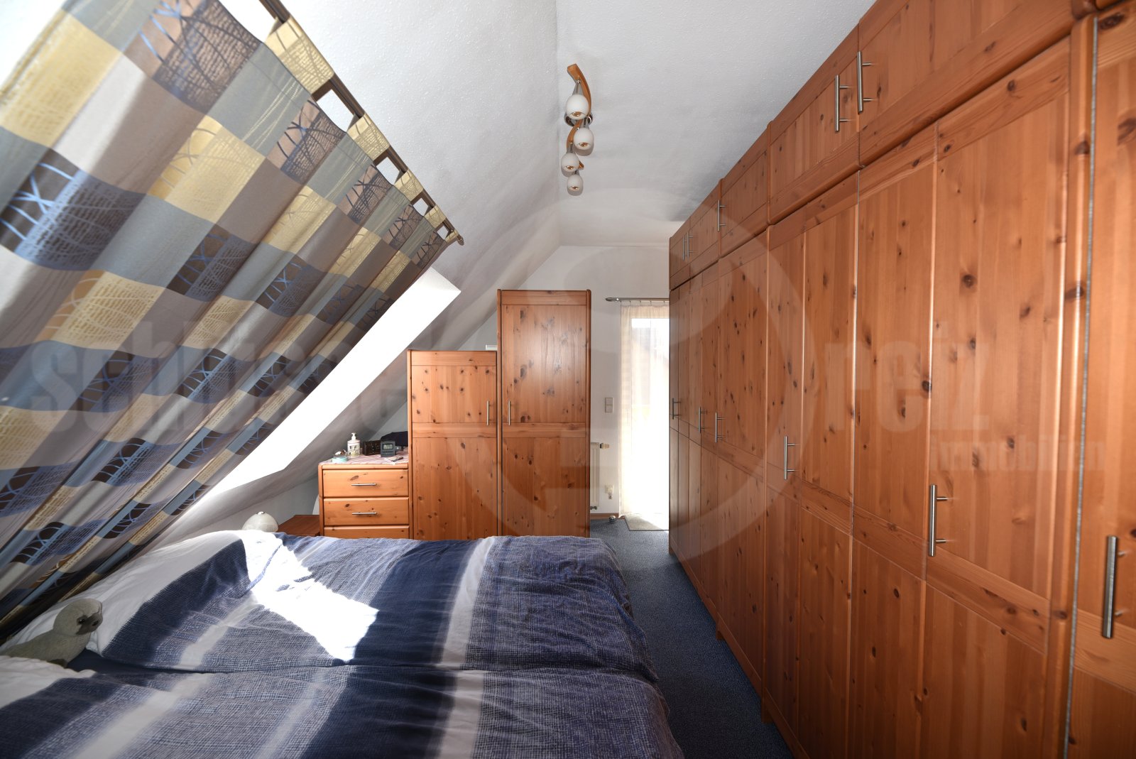 Schlafzimmer mit Panorama-Dachfenster und Balkonzugang OG Schlafzimmer mit Panorama-Dachfenster und Balkonzugang OG