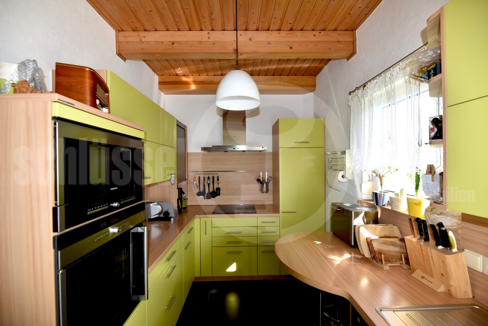 Moderne Küche mit direktem Zugang zum Garten und Dachsparren-Charakter Moderne Küche mit direktem Zugang zum Garten und Dachsparren-Charakter