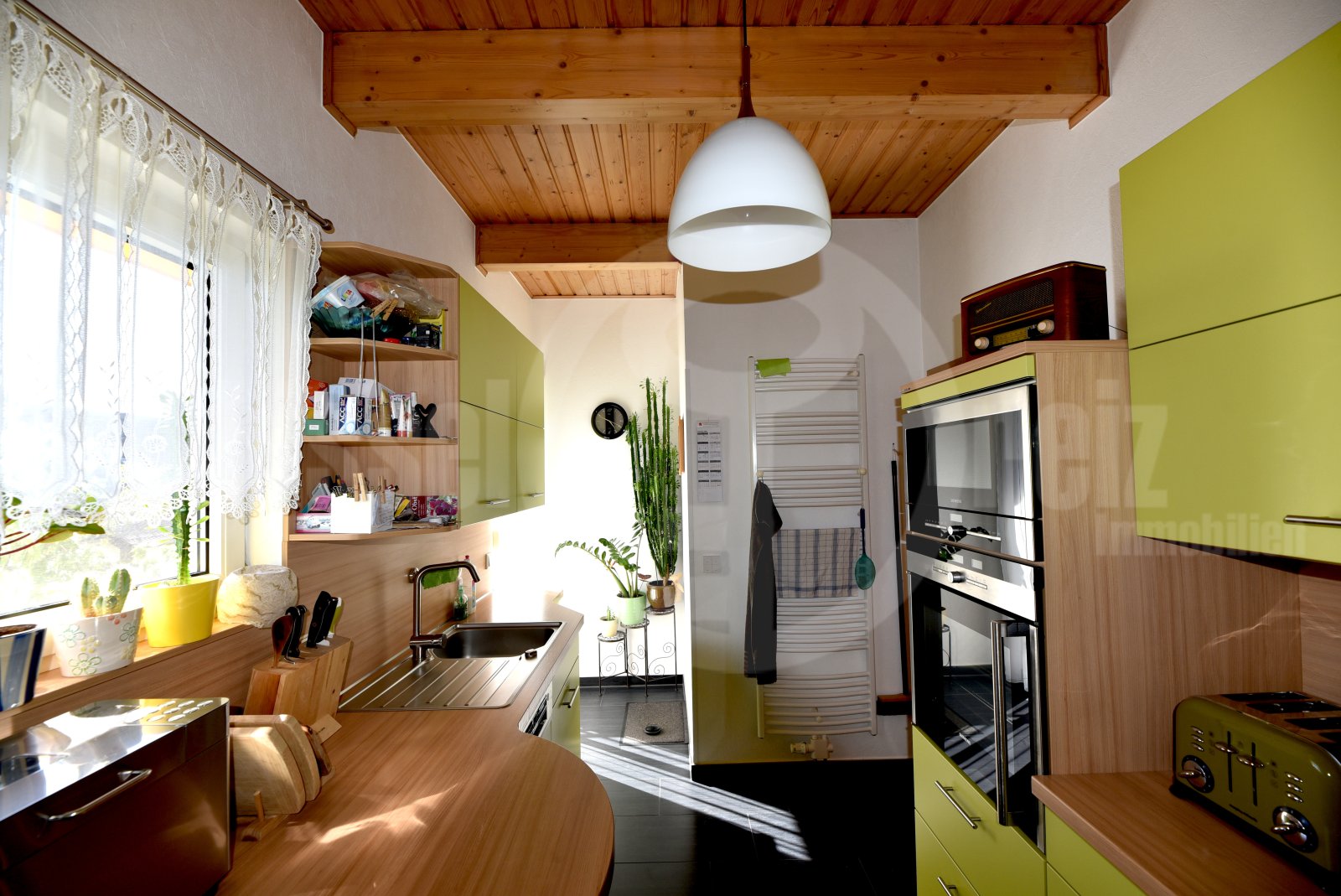Moderne Küche mit direktem Zugang zum Garten und Dachsparren-Charme Moderne Küche mit direktem Zugang zum Garten und Dachsparren-Charme