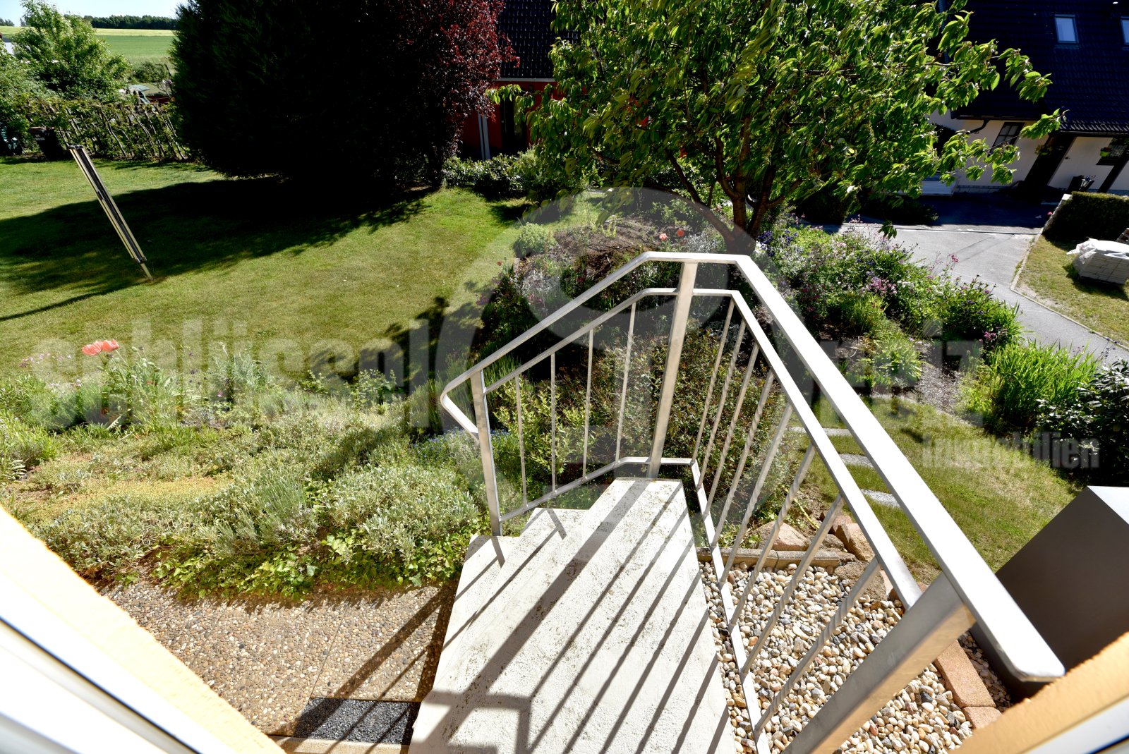 Direkte Gartenanbindung von der Küche aus Direkte Gartenanbindung von der Küche aus