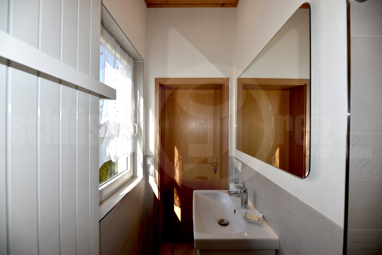Luxus-Duschbad EG mit Tageslicht und eleganter Badheizkörper-Lösung Luxus-Duschbad EG mit Tageslicht und eleganter Badheizkörper-Lösung