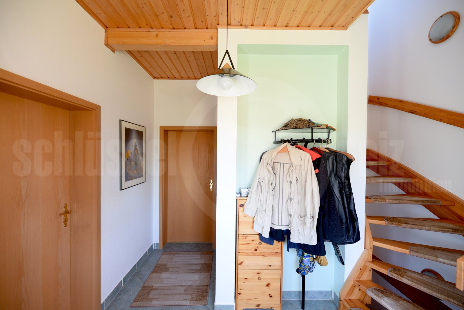 Helles Treppenhaus mit Holzbalkendecke und praktischer Flurgestaltung, EG Helles Treppenhaus mit Holzbalkendecke und praktischer Flurgestaltung, EG