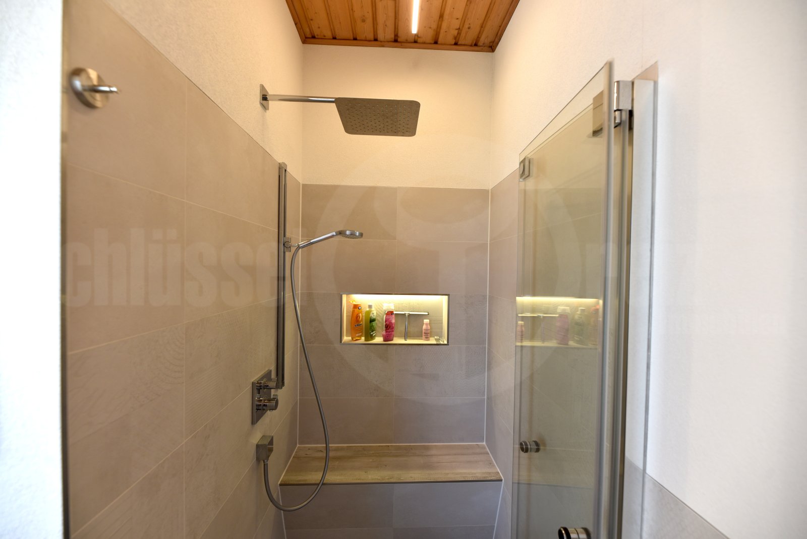 Luxus-Duschbad EG mit eingelassenen Nischen und Regendusche Luxus-Duschbad EG mit eingelassenen Nischen und Regendusche