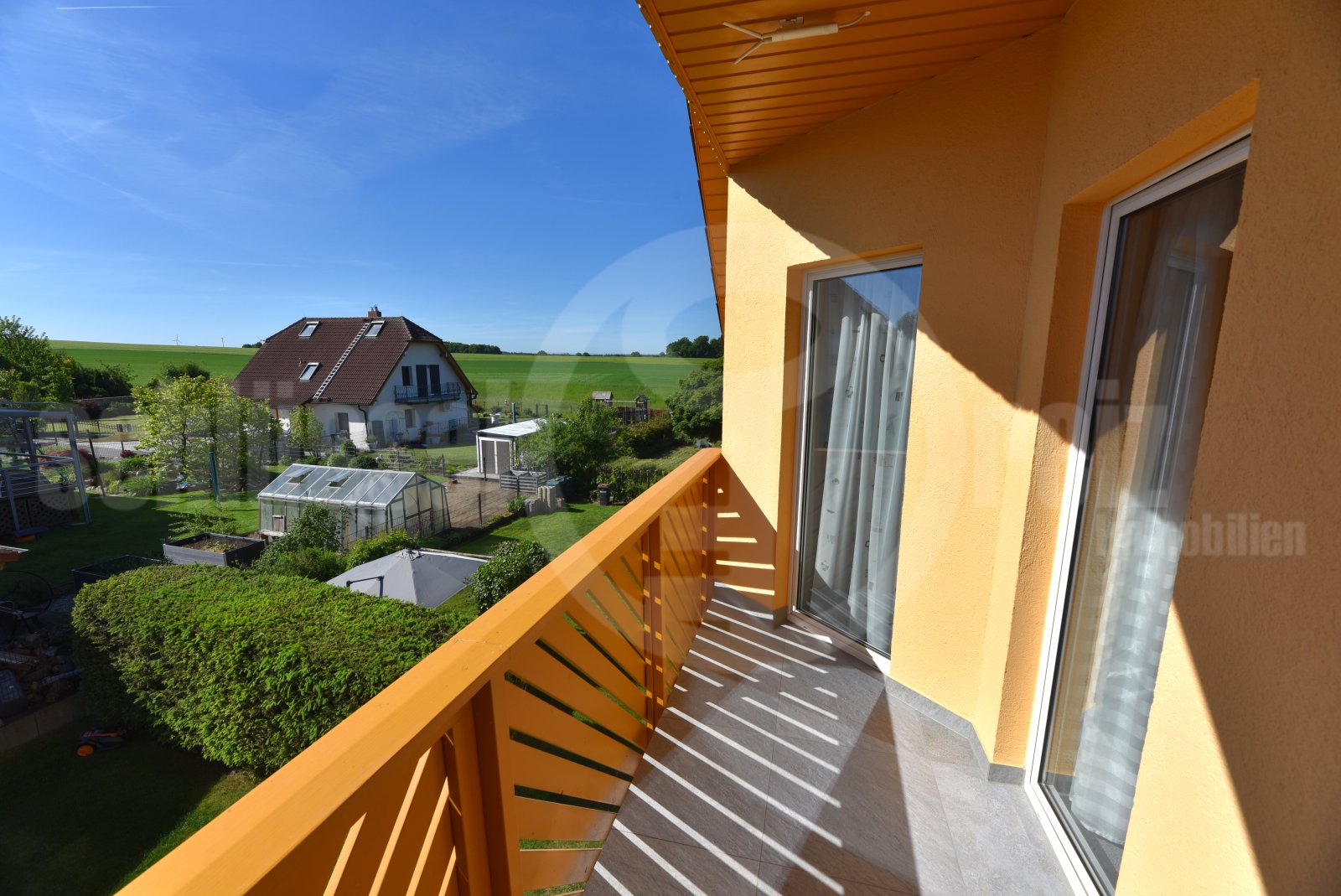 Überdachter Balkon am SZ/KZ mit Fernblick über die Landschaft Überdachter Balkon am SZ/KZ mit Fernblick über die Landschaft