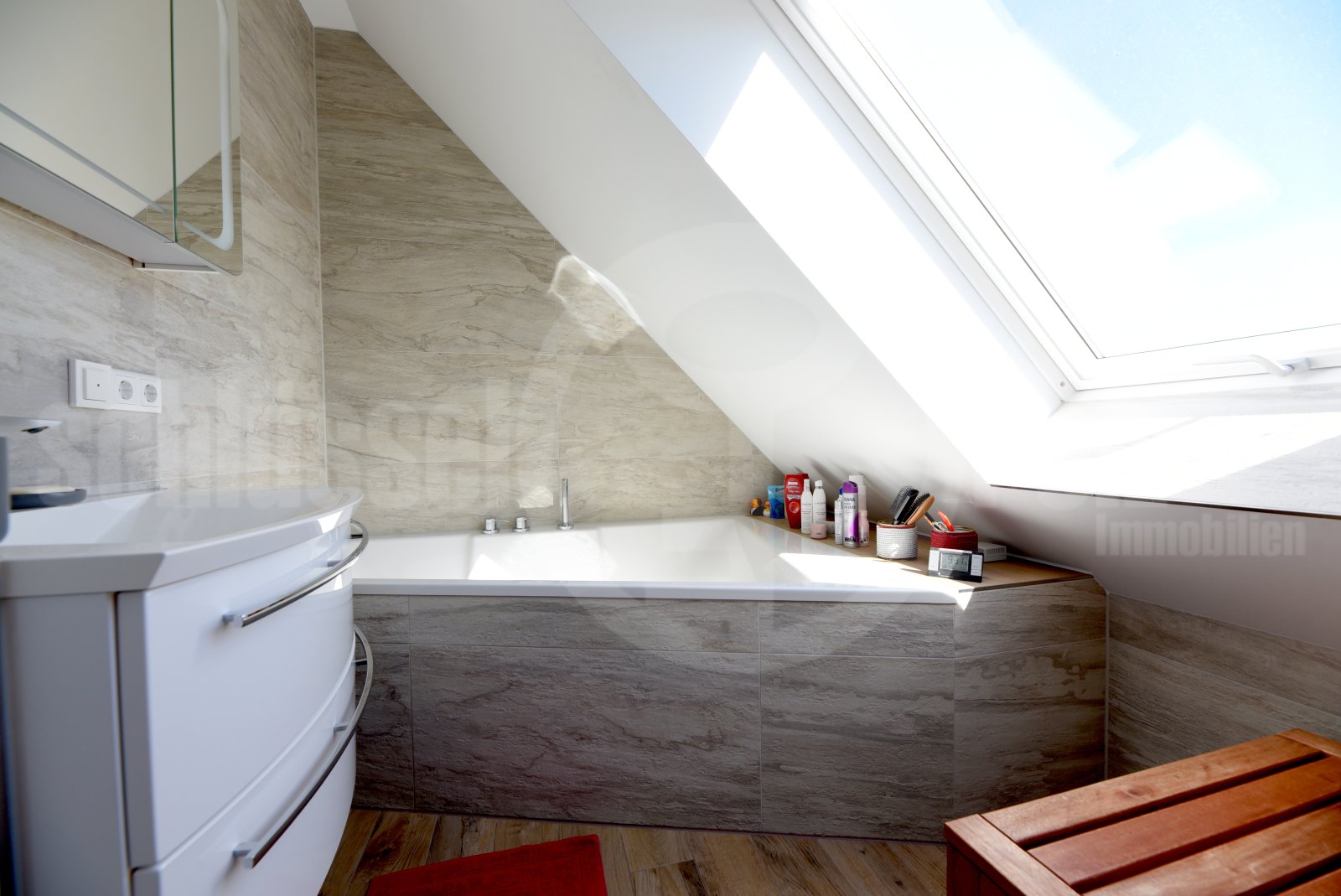 Lichtdurchflutetes Wannenbad mit Skylight OG Lichtdurchflutetes Wannenbad mit Skylight OG