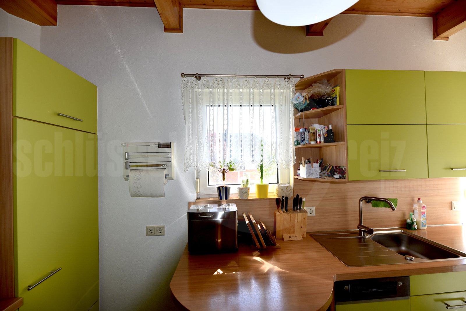 Moderne Küche mit direktem Zugang zum Garten und Dachsparren-Charakter Moderne Küche mit direktem Zugang zum Garten und Dachsparren-Charakter
