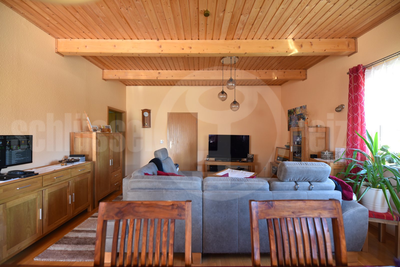 Wohnzimmer mit freiliegenden Holzbalken und flexibler Raumnutzung EG Wohnzimmer mit freiliegenden Holzbalken und flexibler Raumnutzung EG