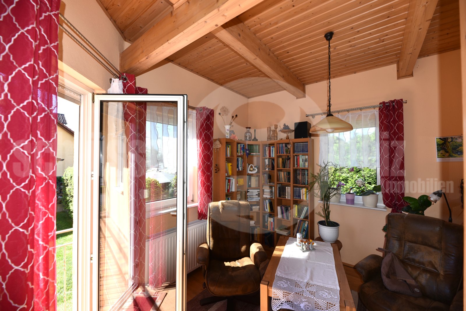 Lichtwohnzimmer mit Dachbalkenstruktur und Balkonzugang EG Lichtwohnzimmer mit Dachbalkenstruktur und Balkonzugang EG