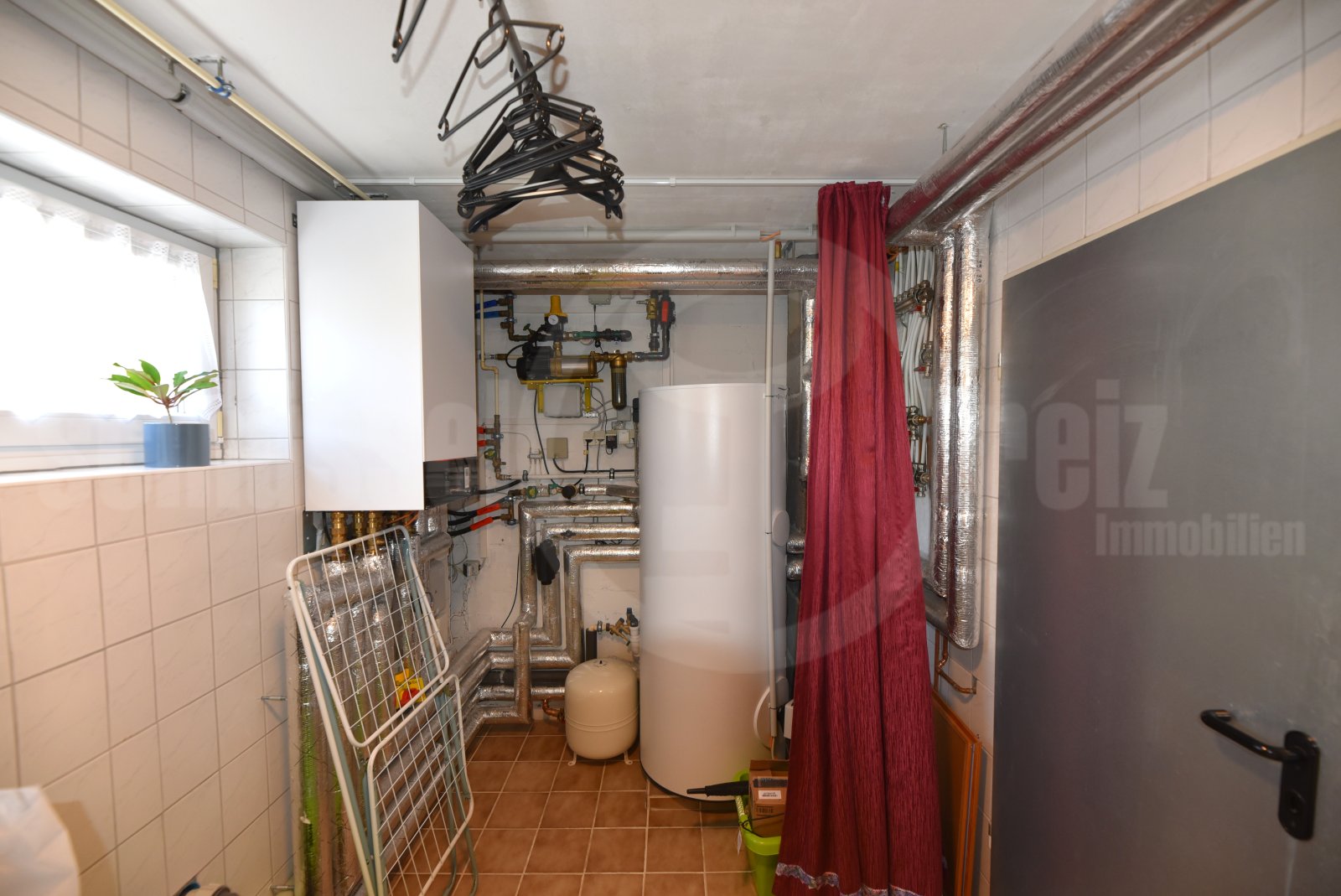 Technische Infrastruktur mit intelligenter Heizungs- und Warmwasserversorgung KG Technische Infrastruktur mit intelligenter Heizungs- und Warmwasserversorgung KG