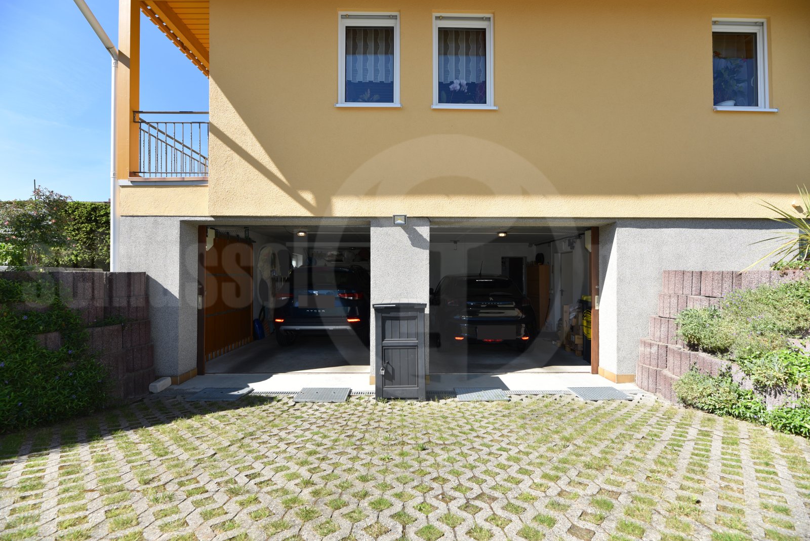 Doppelgarage mit durchdachter Zufahrtslösung - Tore öffnen seitlich Doppelgarage mit durchdachter Zufahrtslösung - Tore öffnen seitlich