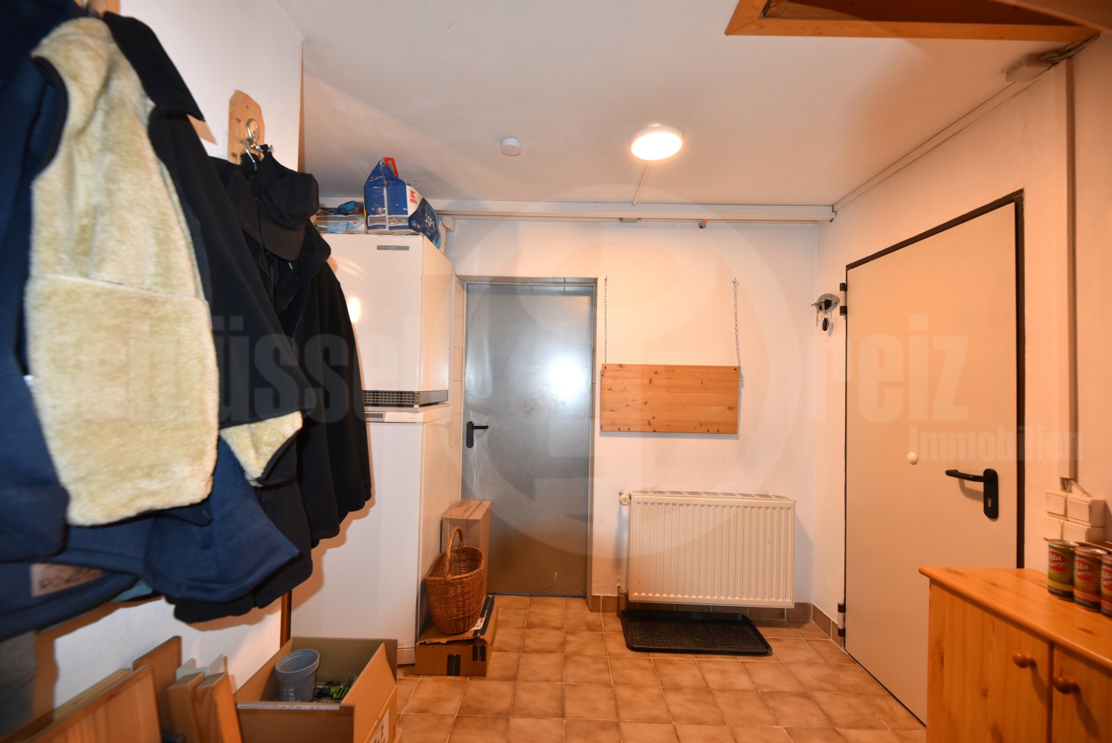 Flur KG: Zugang zur Garage sowie zum Waschraum Flur KG: Zugang zur Garage sowie zum Waschraum
