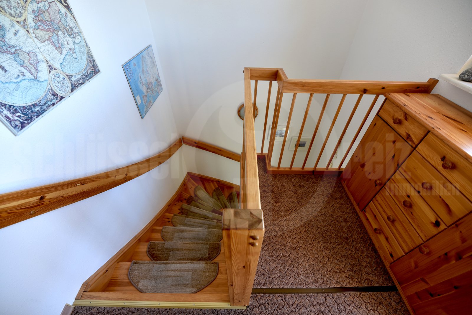 Elegante Holzwendeltreppe verbindet EG mit OG Elegante Holzwendeltreppe verbindet EG mit OG