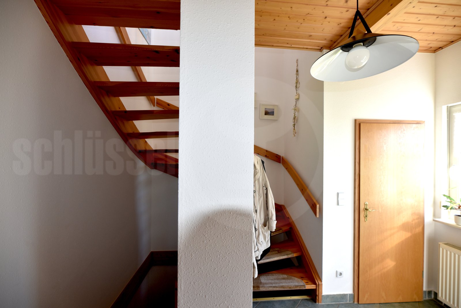 Heller, zentraler Eingangsbereich mit eleganter Wendeltreppe, EG zum OG Heller, zentraler Eingangsbereich mit eleganter Wendeltreppe, EG zum OG