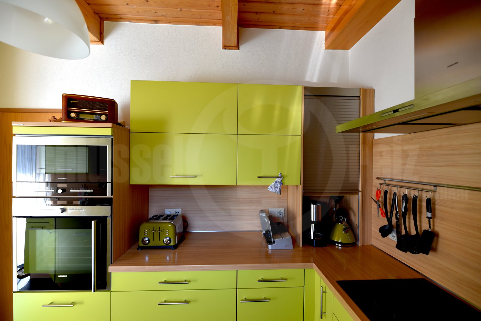 Moderne Küche mit hochwertiger Einbauausstattung und praktischer Arbeitsfläche Moderne Küche mit hochwertiger Einbauausstattung und praktischer Arbeitsfläche