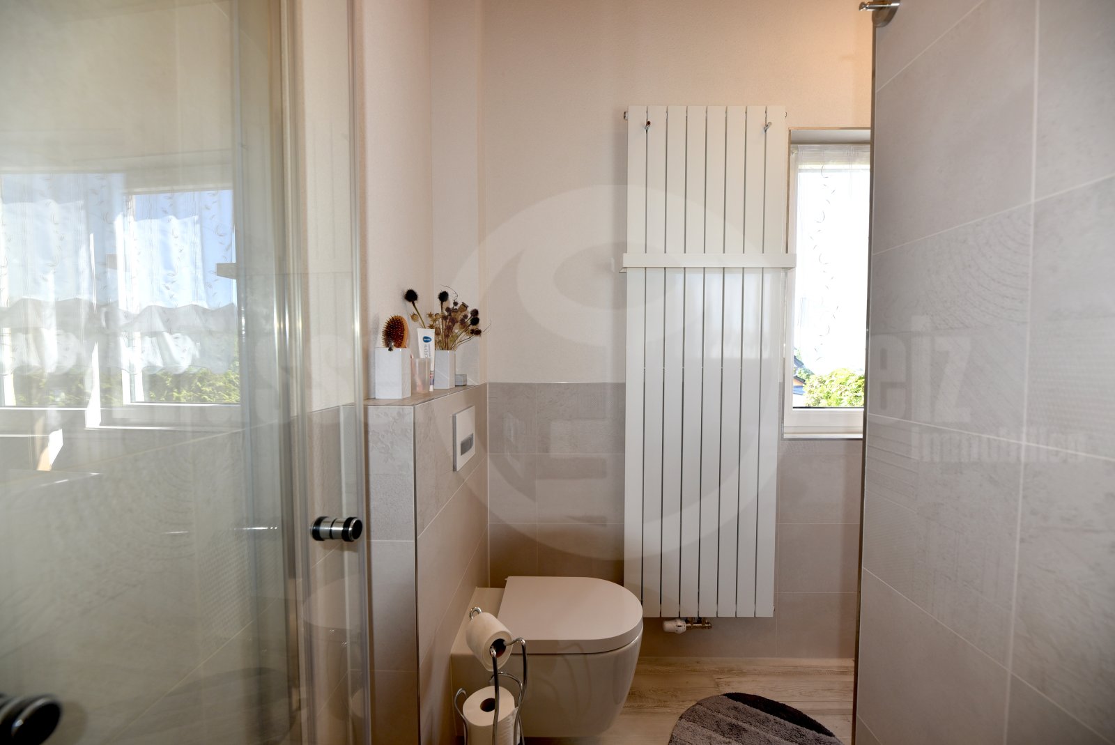 Luxus-Duschbad EG mit Tageslicht und eleganter Badheizkörper-Lösung Luxus-Duschbad EG mit Tageslicht und eleganter Badheizkörper-Lösung