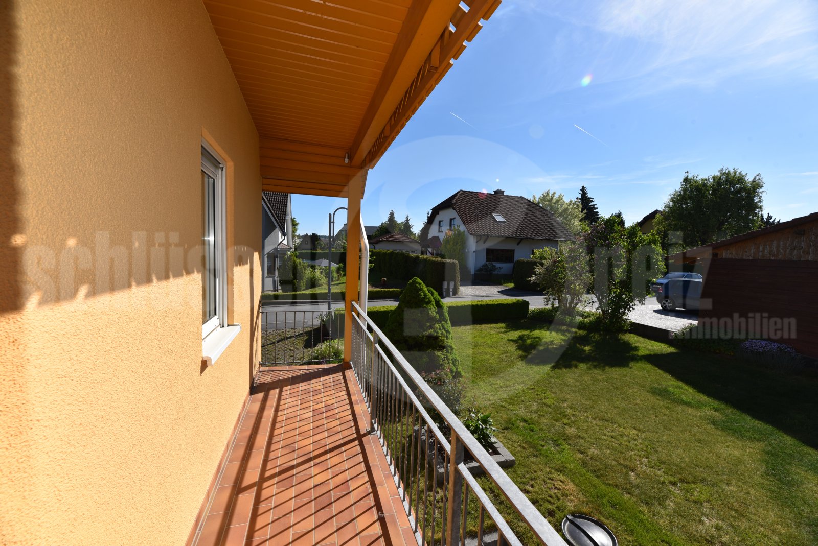 Überdachter Balkon mit Holzdecke und freier Gartenaussicht am WZ Überdachter Balkon mit Holzdecke und freier Gartenaussicht am WZ