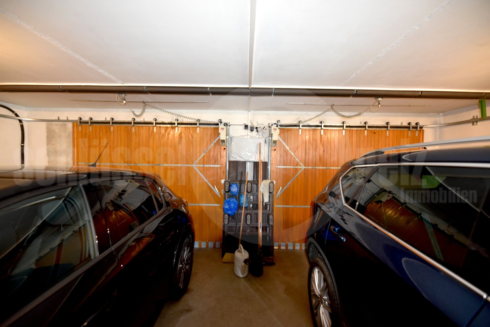 Doppelgarage mit Platz für zwei Fahrzeuge und integrierter Ladestation Doppelgarage mit Platz für zwei Fahrzeuge und integrierter Ladestation