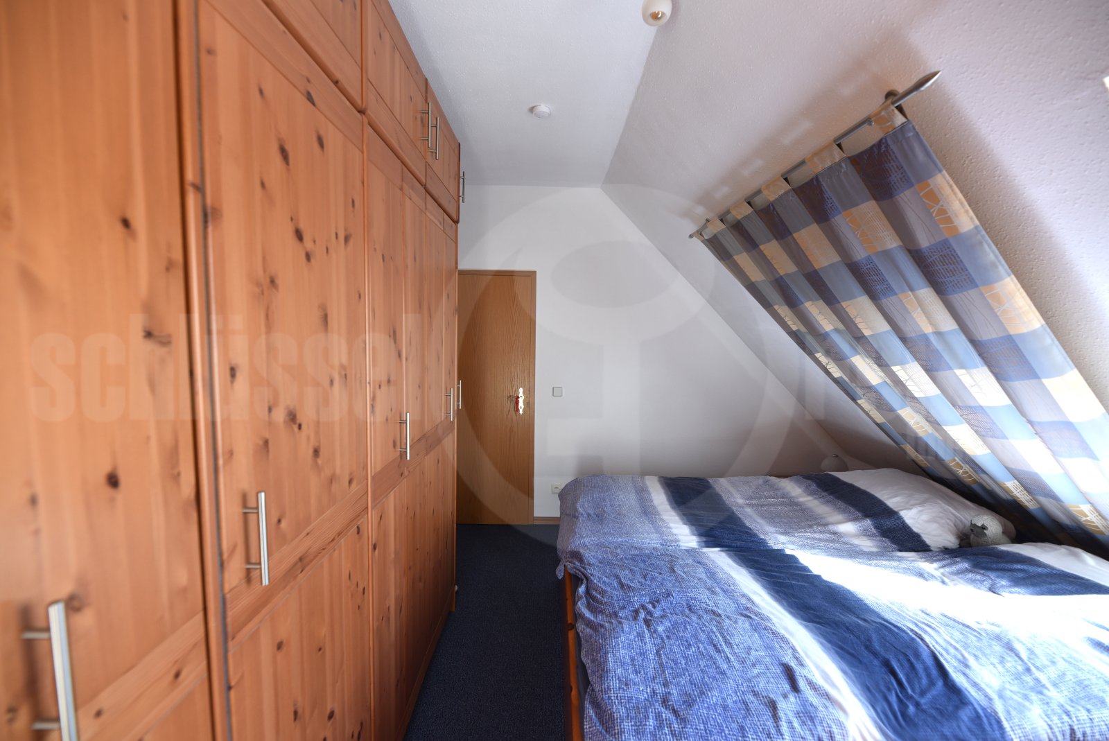 Schlafzimmer mit Panorama-Dachfenster und Balkonzugang OG Schlafzimmer mit Panorama-Dachfenster und Balkonzugang OG