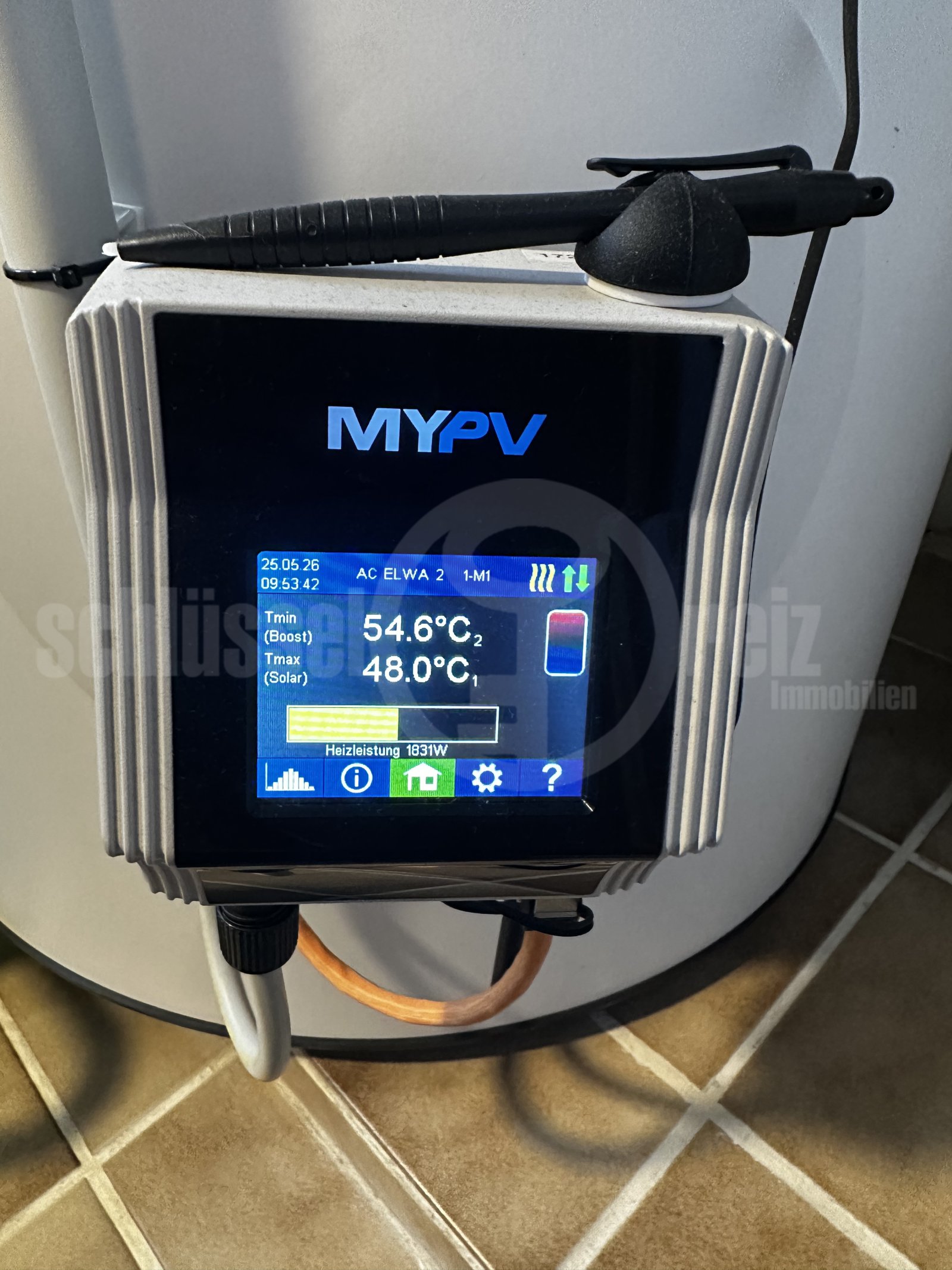 Moderne Heizungsanlage mit digitaler Energieüberwachung und Effizienzsteuerung Moderne Heizungsanlage mit digitaler Energieüberwachung und Effizienzsteuerung