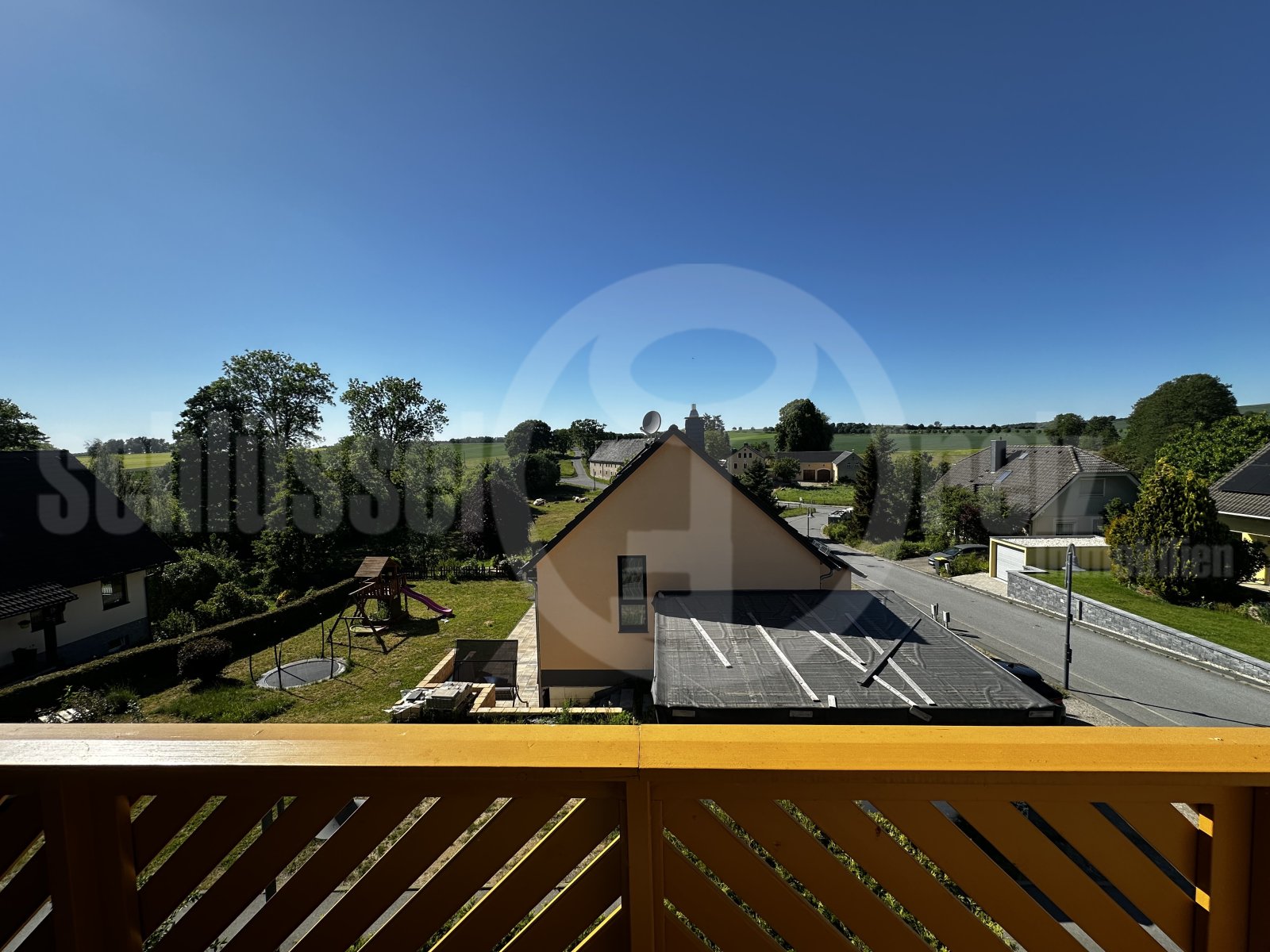 Überdachter Balkon mit Holzgeländer und Fernblick über die Landschaft am Flur OG Überdachter Balkon mit Holzgeländer und Fernblick über die Landschaft am Flur OG