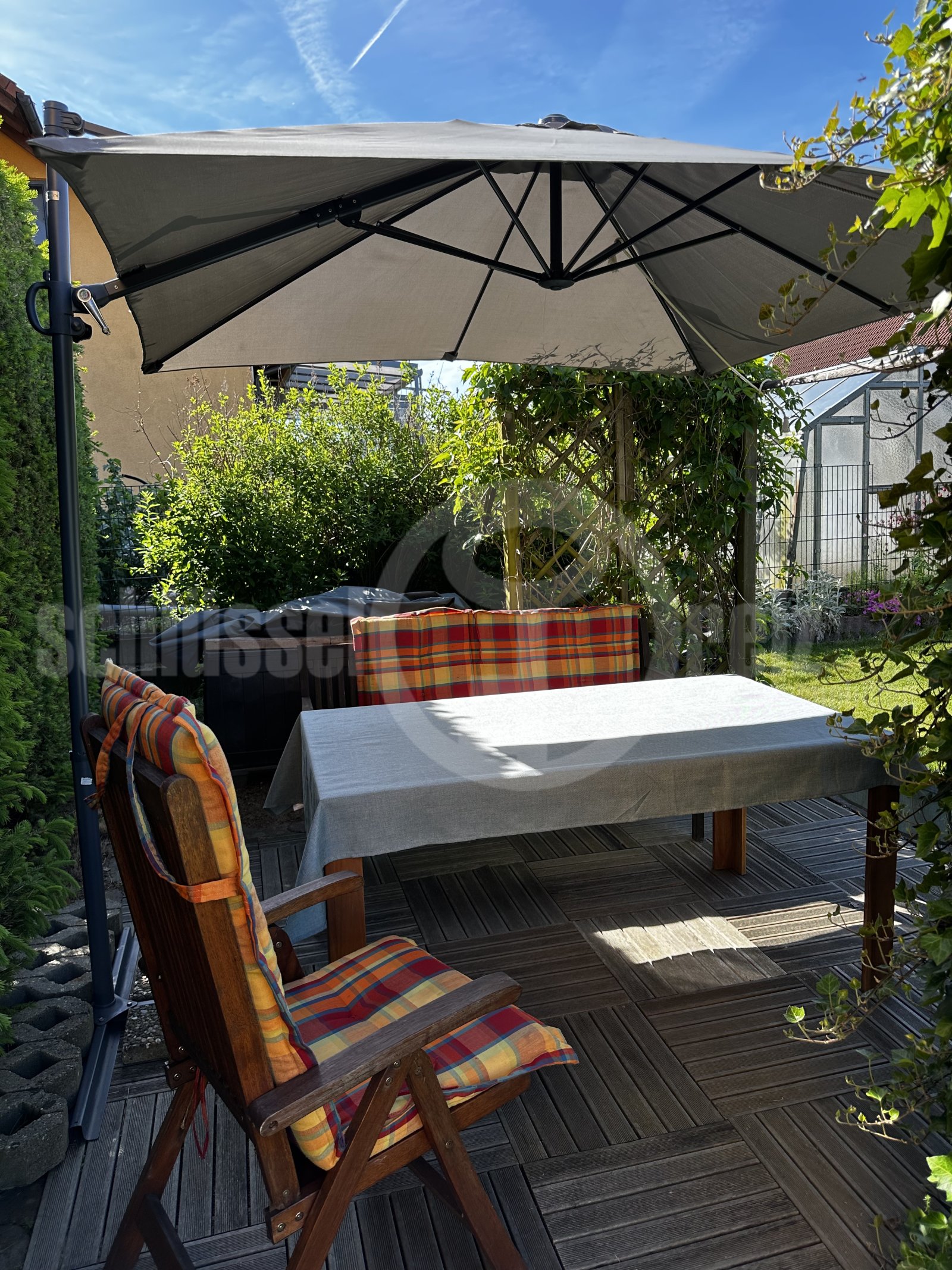 Schattenspender mit Komfort: Terrasse mit Holzbelag im Garten Schattenspender mit Komfort: Terrasse mit Holzbelag im Garten