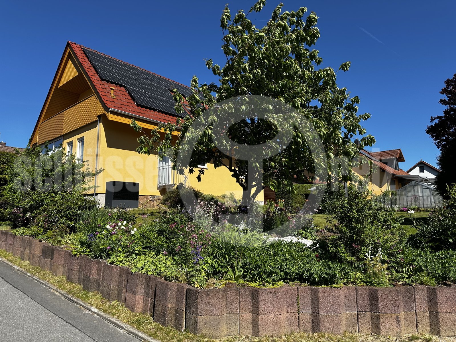 Energieeffiziente Solaranlage mit optimaler Dachausrichtung Energieeffiziente Solaranlage mit optimaler Dachausrichtung