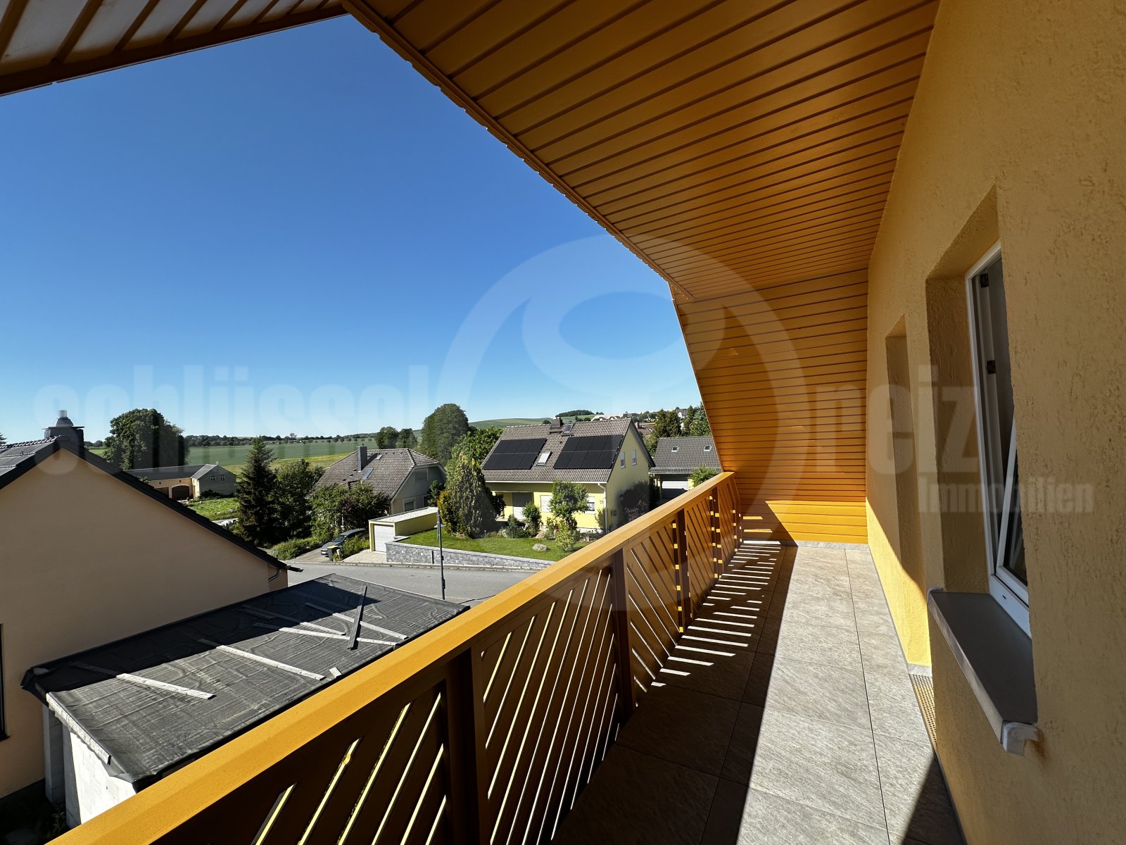 Überdachter Balkon mit Holzgeländer und Fernblick über die Landschaft am Flur OG Überdachter Balkon mit Holzgeländer und Fernblick über die Landschaft am Flur OG