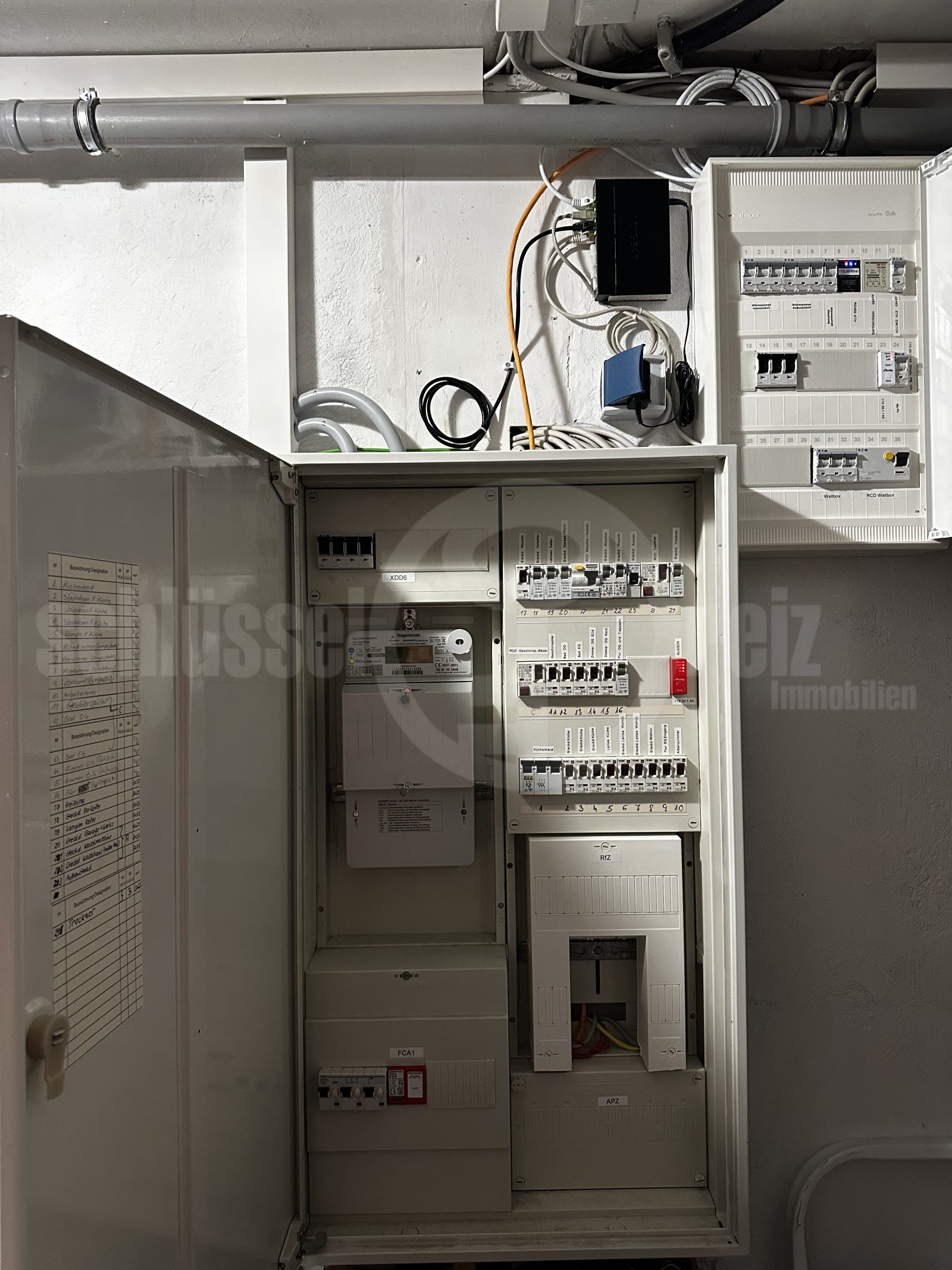 Moderne Elektroinstallation mit intelligenter Sicherheitsausstattung und Steuerungstechnik Moderne Elektroinstallation mit intelligenter Sicherheitsausstattung und Steuerungstechnik