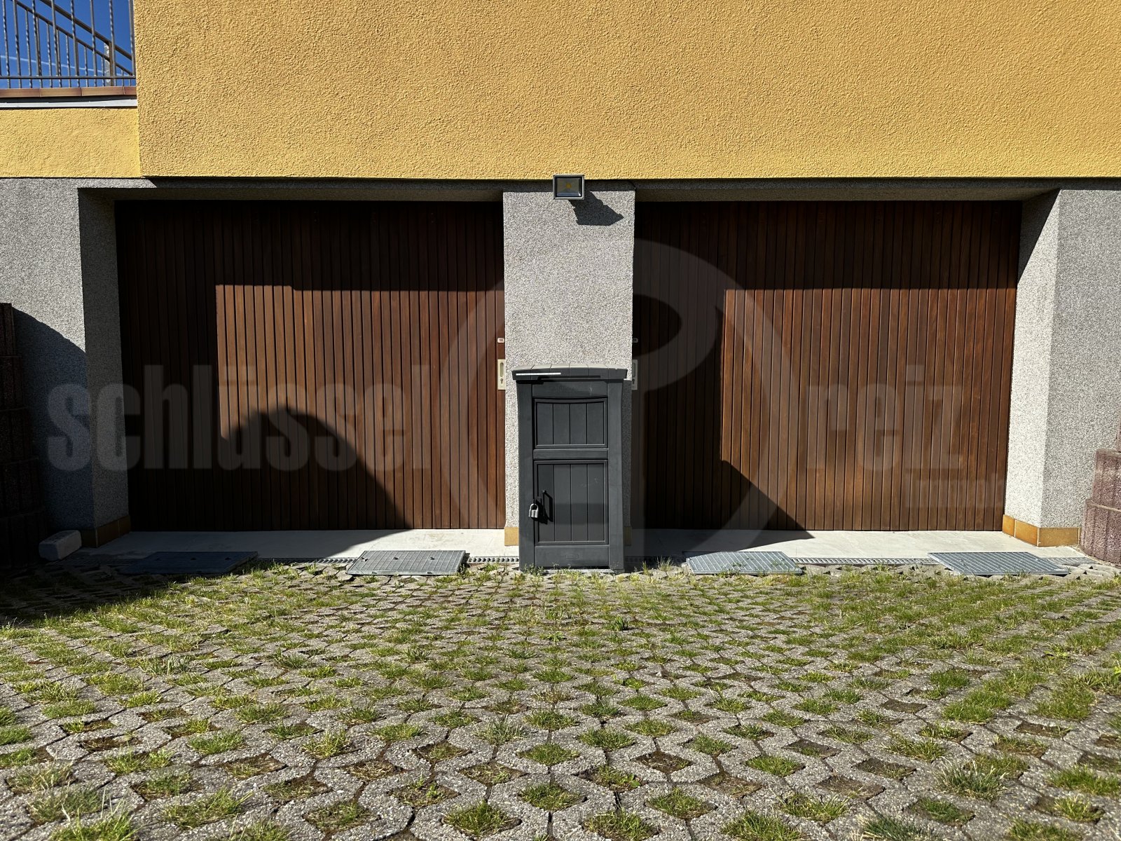 Doppelgarage mit durchdachter Zufahrtslösung - Tore öffnen seitlich Doppelgarage mit durchdachter Zufahrtslösung - Tore öffnen seitlich