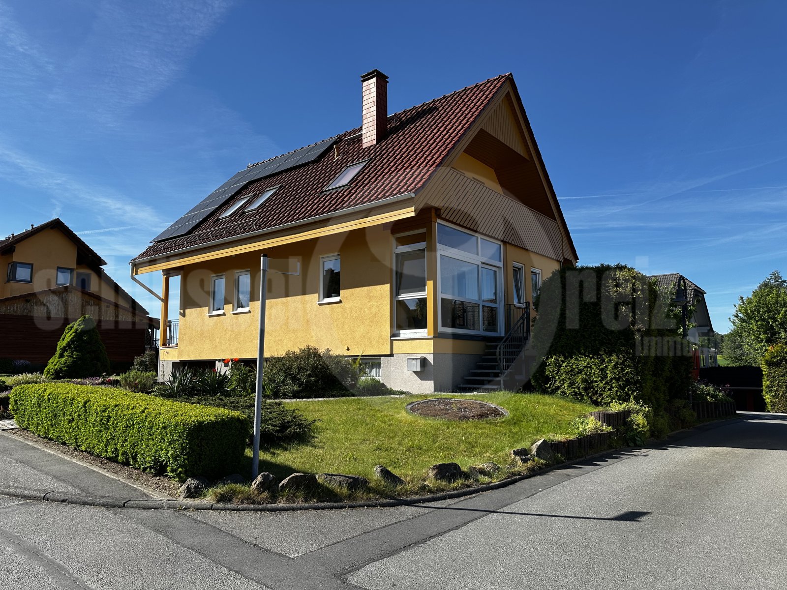 Charmantes Einfamilienhaus mit modernem Satteldach und gepflegtem Gartengrundstück Charmantes Einfamilienhaus mit modernem Satteldach und gepflegtem Gartengrundstück