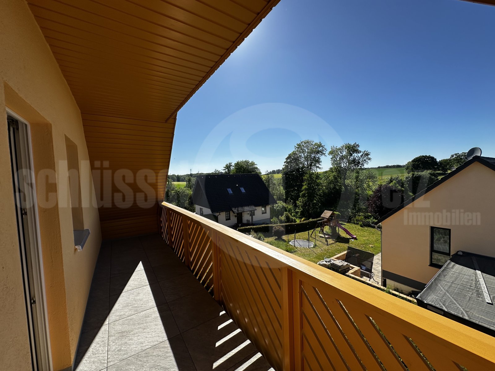 Überdachter Balkon mit Holzdecke und freiem Landschaftsblick am Flur OG – Ihr privater Rückzugsort Überdachter Balkon mit Holzdecke und freiem Landschaftsblick am Flur OG – Ihr privater Rückzugsort