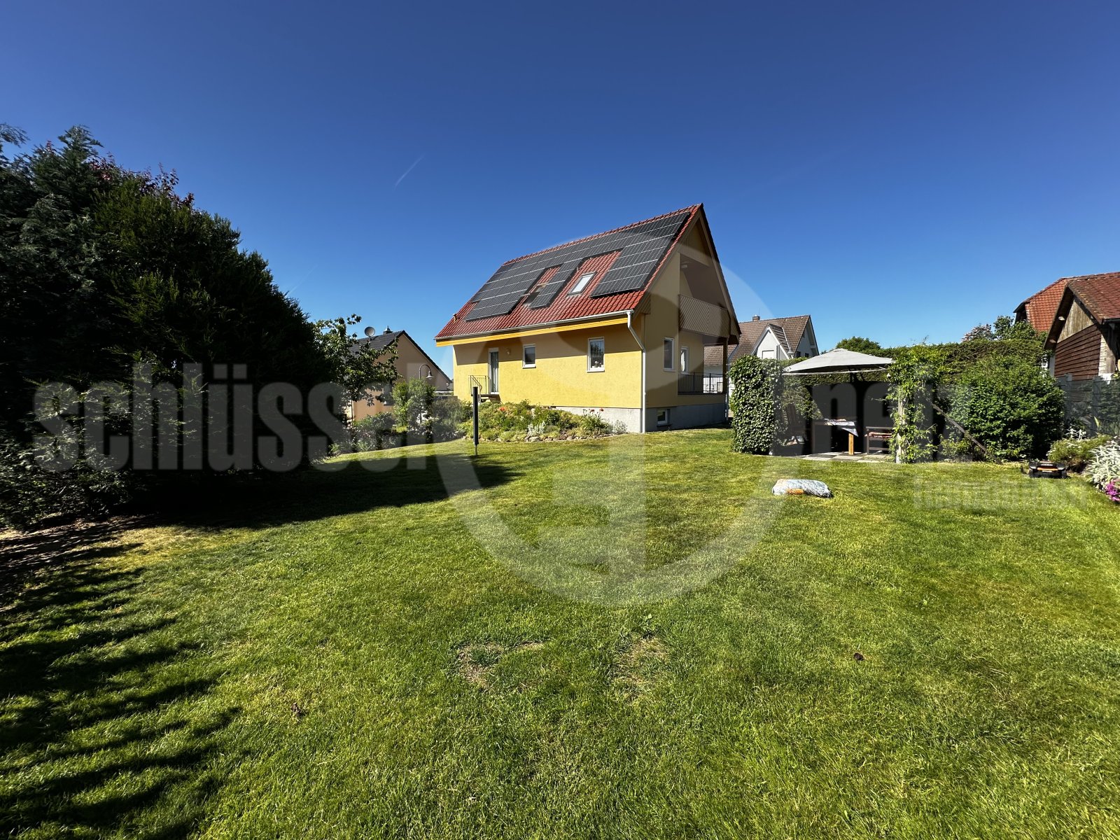 Sonnenverwöhntes Gartengrundstück mit Heckeneinfriedung und Freiflächen-Potential Sonnenverwöhntes Gartengrundstück mit Heckeneinfriedung und Freiflächen-Potential