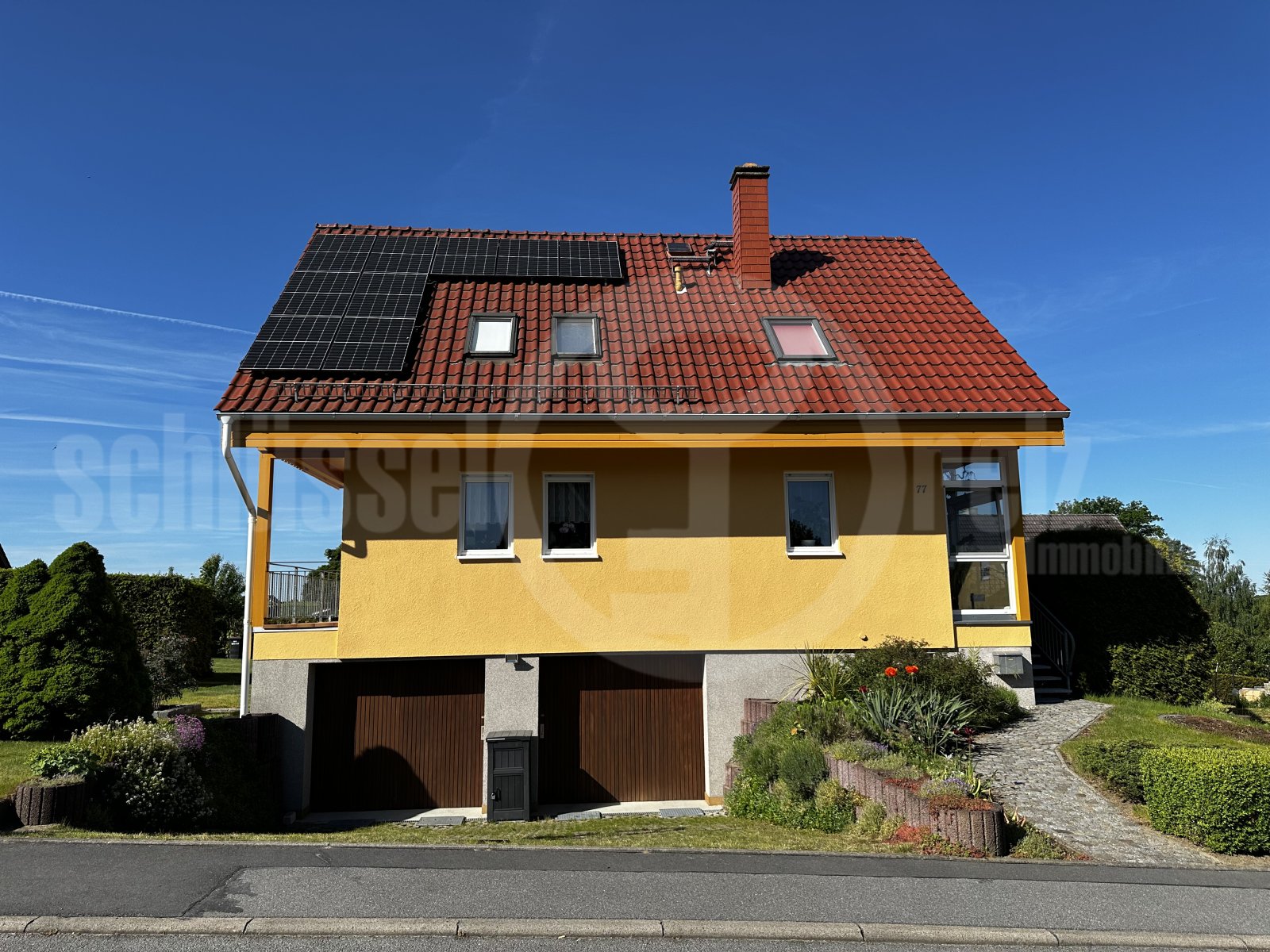 Energieeffiziente Solaranlage (beidseitig, insgesamt 32 Paneele) Energieeffiziente Solaranlage (beidseitig, insgesamt 32 Paneele)